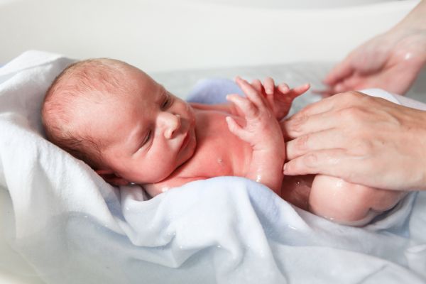 Není příliš zdravé se o miminko úzkostlivě starat a používat příliš mnoho antibakteriálních gelů či ubrousků. Kontakt s určitými bakteriemi dětské imunitě prospívá (ilustrační foto).