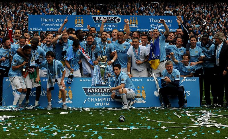 Noví mistři Anglie - fotbalisté Manchesteru City. Noví mistři Anglie - fotbalisté Manchesteru City.