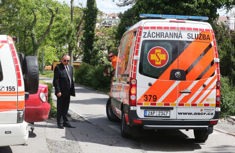 Před strašnickým krematoriem je připraven i vůz záchranné služby.