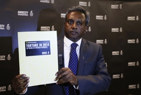 Al Shalil Shetty představuje letošní zprávu o mučení z dílny AI.