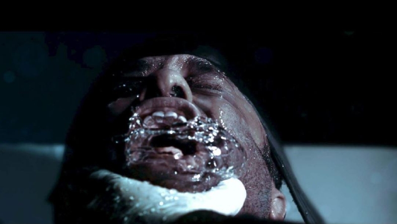 Waterboarding (scéna z filmu AI).