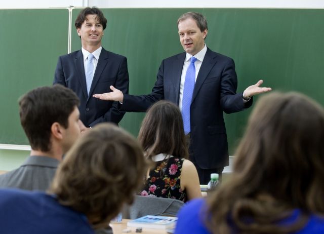 Ministr školství Marcel Chládek (vpravo) nechce, aby čeští žáci jedli zdravě.