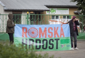 Pět stovek Romů z putovalo z pracovního tábora v Letech do Osvětimi.