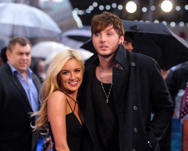 James Arthur s přítelkyní Jessicu Gristovou na premiéře amerického akčního sci-fi filmu "X-Men: Budoucí minulost" v Londýně.
