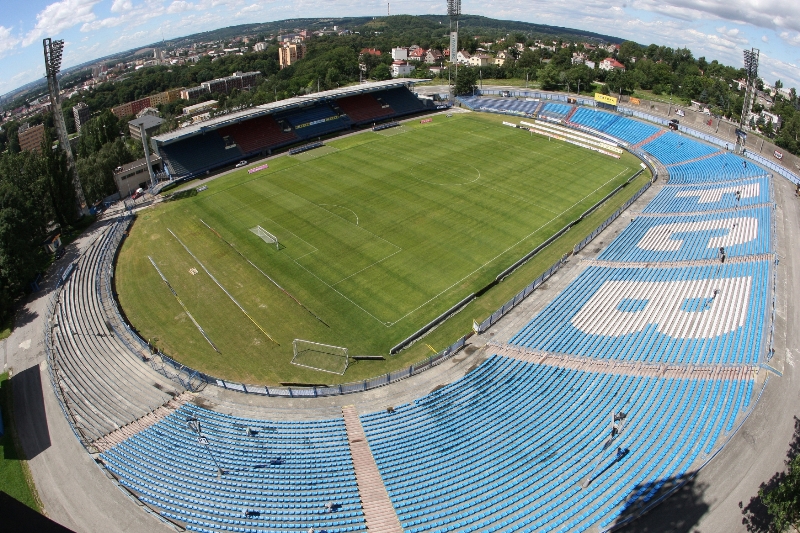 Snížením kapacity až o osm tisíc míst podmiňuje komise pro stadiony a hrací plochy FAČR udělení profesionální licence ostravskému fotbalovému stadionu na Bazalech pro příští sezonu. Snížením kapacity až o osm tisíc míst podmiňuje komise pro stadiony a hrací plochy FAČR udělení profesionální licence ostravskému fotbalovému stadionu na Bazalech pro příští sezonu.