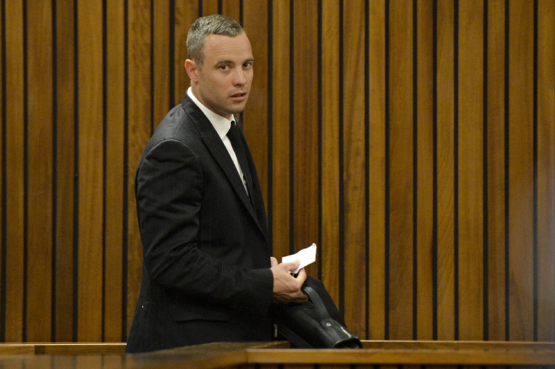 Oscar Pistorius stanul kvůli vraždě před soudem v JAR. Oscar Pistorius stanul kvůli vraždě před soudem v JAR.