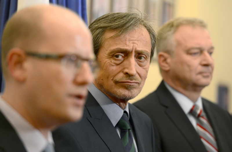 Zleva: premiér Bohuslav Sobotka, ministr obrany Martin Stropnický a Vlastimil Picek.