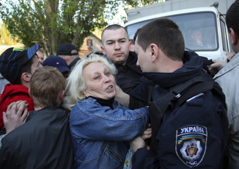 Proruští aktivisté při potyčce s policisty. Mariupol, Ukrajina. Proruští aktivisté při potyčce s policisty. Mariupol, Ukrajina.
