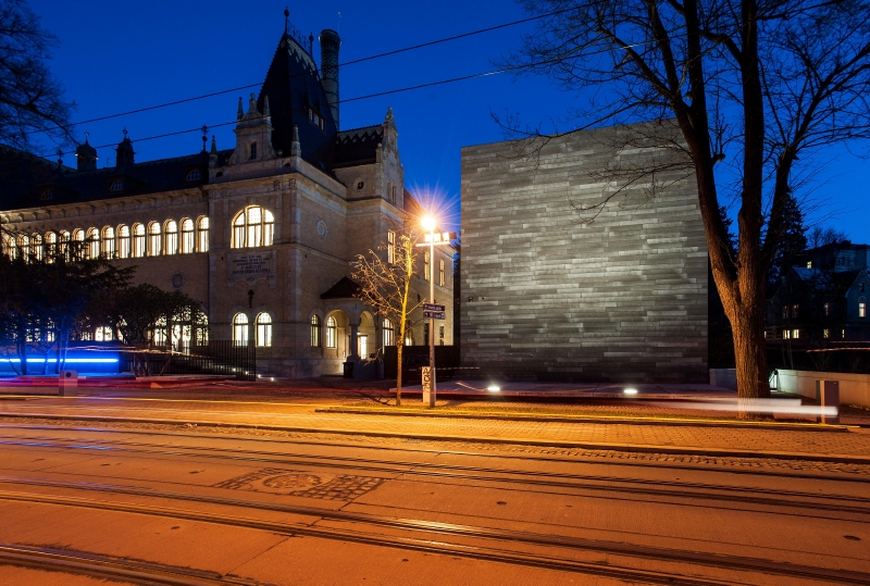 Grand Prix architektů 2014 získala přestavba městských lázní v Liberci (na archivním snímku ze 17. února 2014) na galerii, jejímž autorem je ateliér SIAL. Budovy lázní z přelomu 19. a 20. století architekti ještě doplnili depozitářem (vpravo).