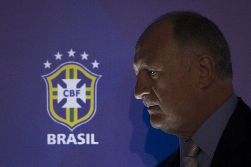 Trenéra brazilské fotbalové reprezentace Luize Felipeho Scolariho vyšetřují portugalské úřady kvůli podezření z daňových úniků. Trenéra brazilské fotbalové reprezentace Luize Felipeho Scolariho vyšetřují portugalské úřady kvůli podezření z daňových úniků.
