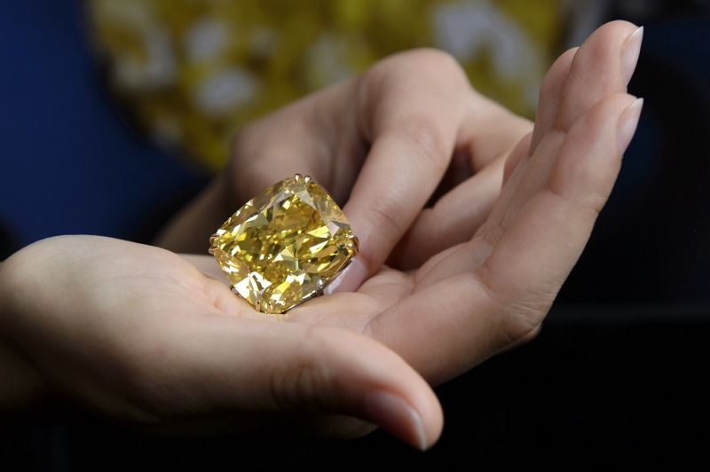 Vzácný žlutý diamant se vydražil v přepočtu za 326 milionů korun. Vzácný žlutý diamant se vydražil v přepočtu za 326 milionů korun.