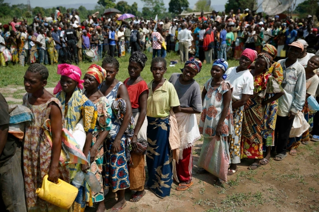 "Vnitřní" uprchlíci čekající na humanitární pomoc ve Středoafrické republice.