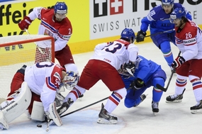 Zleva brankář českého týmu Alexander Salák, jeho spoluhráči Jakub Kindl a Ondřej Němec, Brian Ihnacak a Anton Bernard z Itálie a český reprezentant Martin Zaťovič.