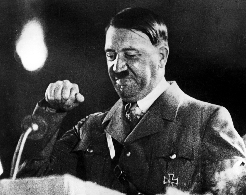 Hitler při jednom ze svých projevů.