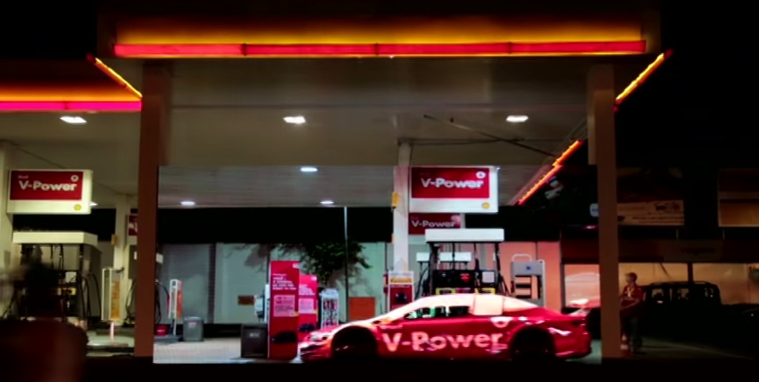 Instalace na čerpací stanici Shell.