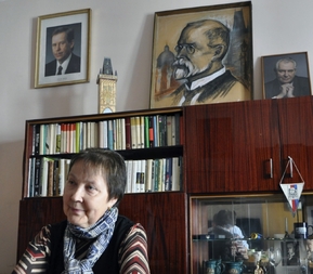 Paní Dejneková, šéfka České besedy.