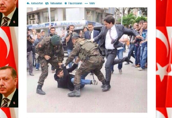 Erdoganův blízký poradce kope demonstranta.