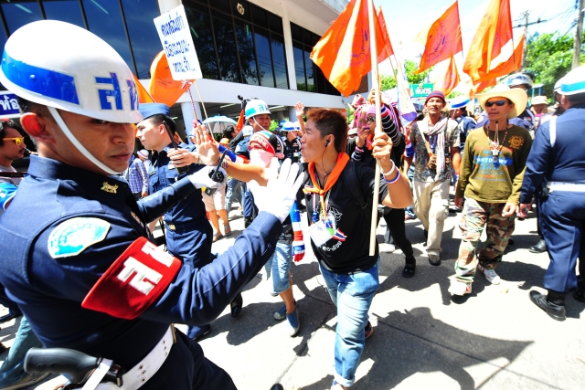 Protivládní demonstranti se dobývají do sídla vojenského letectva, kde jednal premiér Niváttumrong Búnsongpajsan.