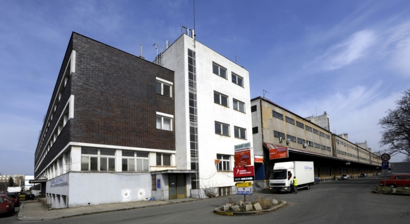 Nákladové nádraží Žižkov se stane městem, ve kterém se inscenace bude odehrávat. Nákladové nádraží Žižkov se stane městem, ve kterém se inscenace bude odehrávat.