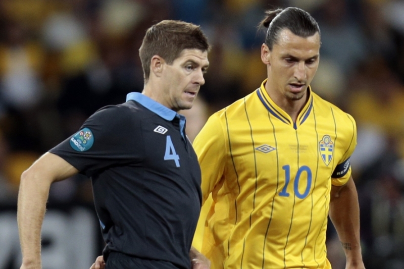 Ač to Steven Gerrard (vlevo) od tvůrců videa schytal více, na šampionátu v Brazílii si na rozdíl od Zlatana Ibrahimoviče zahraje.