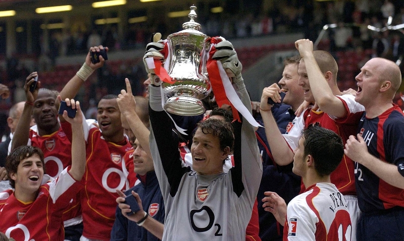 Rok 2005 a poslední získaná trofej fotbalistů Arsenalu.