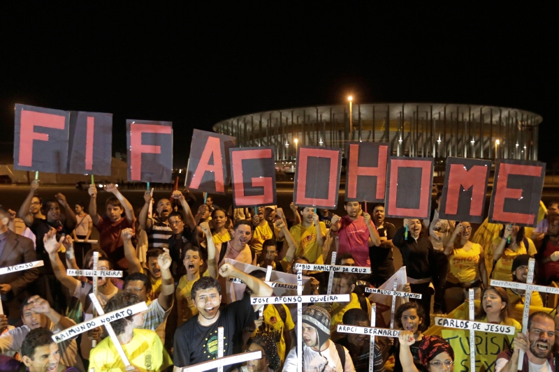 Brazilci fotbal milují, proti pořádání mistrovství světa ale demonstrují o sto šest.