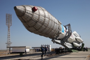 Proton M je převážen na start.