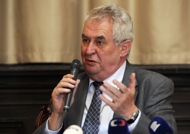 Prezident Zeman kritizuje bezzásahovou politiku v době šumavské kůrovcové kalamity.