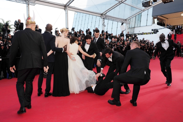 Momentka z incidentu v Cannes.