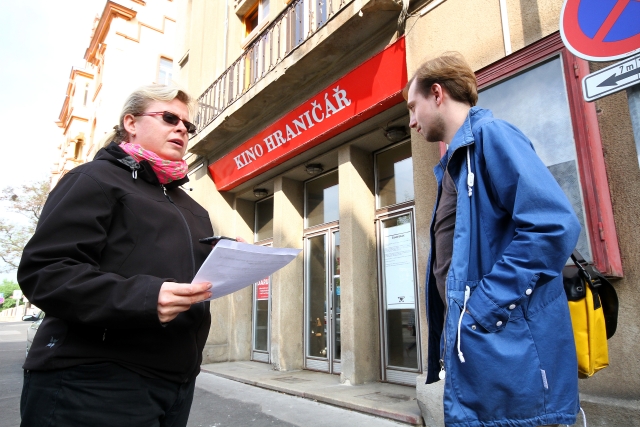 Úředníci stavebního úřadu, hygienici a hasiči zkontrolovali objekt bývalého kina Hraničář v Ústí nad Labem, které se má stát domovskou scénou nového divadelního spolku Činoherák Ústí. Na snímku Veronika Vendlová a Tomáš Petermann ze spolku čekají před budovou na výsledky kontroly.