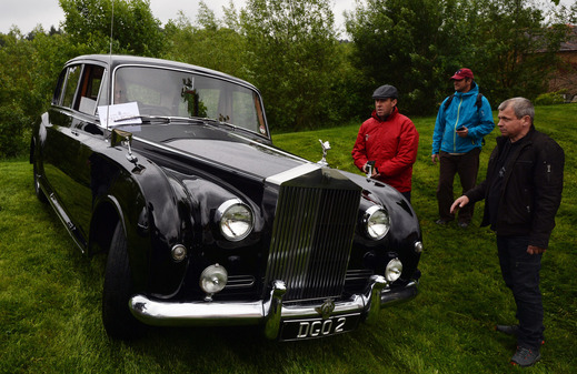 Pohřební Rollys-Royce.