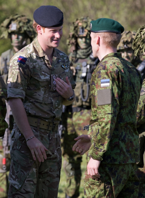 Princ Harry se v Estonsku setkal s přítelem z Afghánstiánu. Princ Harry se v Estonsku setkal s přítelem z Afghánstiánu.