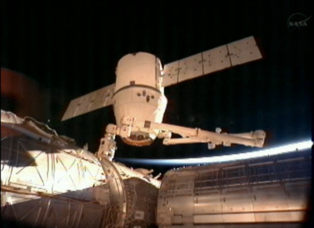 Soukromá loď Dragon u ISS.