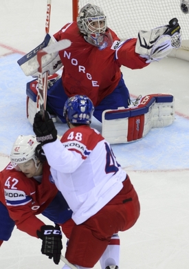 Tomáš Hertl bojuje před norskou brankou.