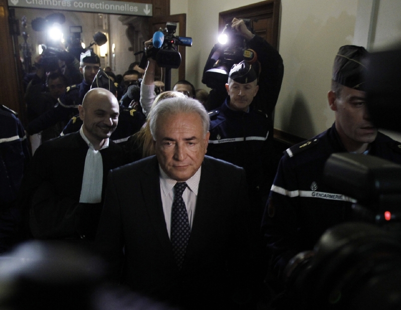 Strauss-Kahn odchází z jednání soudu v Paříži (2013).