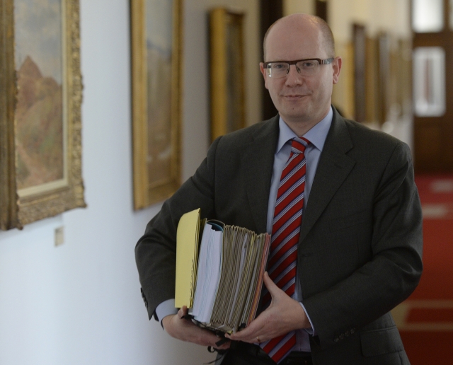 Ministr financí Andrej Babiš a premiér Bohuslav Sobotka plánují zvyšování platů státních zaměstnanců.