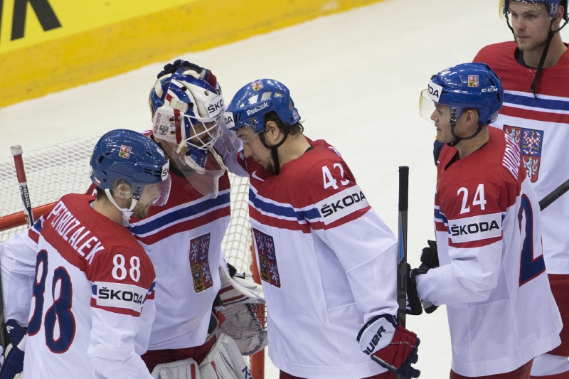  Zleva český reprezentant Jakub Petružálek a český reprezentant Jiří Hudler.