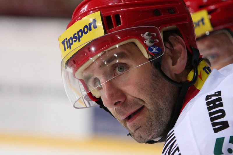 Hokejista Třince Radek Bonk ukončil aktivní kariéru.