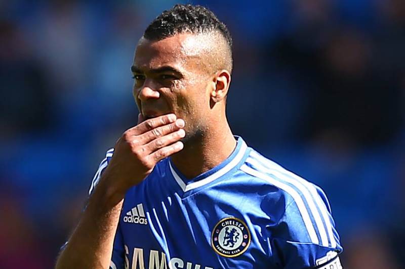 Obránce Chelsea Ashley Cole bude po této sezoně hledat nové angažmá. Obránce Chelsea Ashley Cole bude po této sezoně hledat nové angažmá.