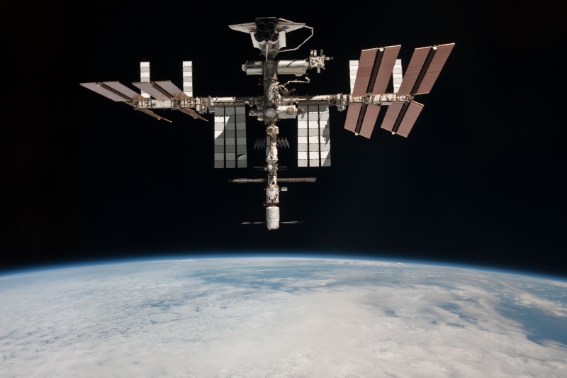 ISS obíhá asi 400 kilometrů nad Zemí.