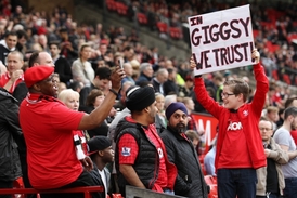Fanoušci Manchesteru United Giggsovi věří.