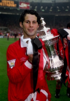 První trofej. Ryan Giggs v roce 1994 nemohl tušit, že jich získá dalších čtyřiatřicet.