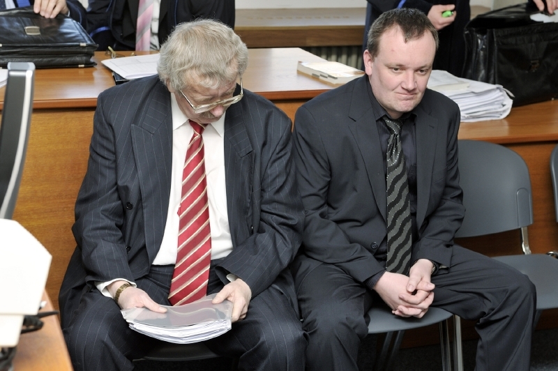 Obvinění soudci Josef Knotek a Ladislav Jelínek. Obvinění soudci Josef Knotek a Ladislav Jelínek.