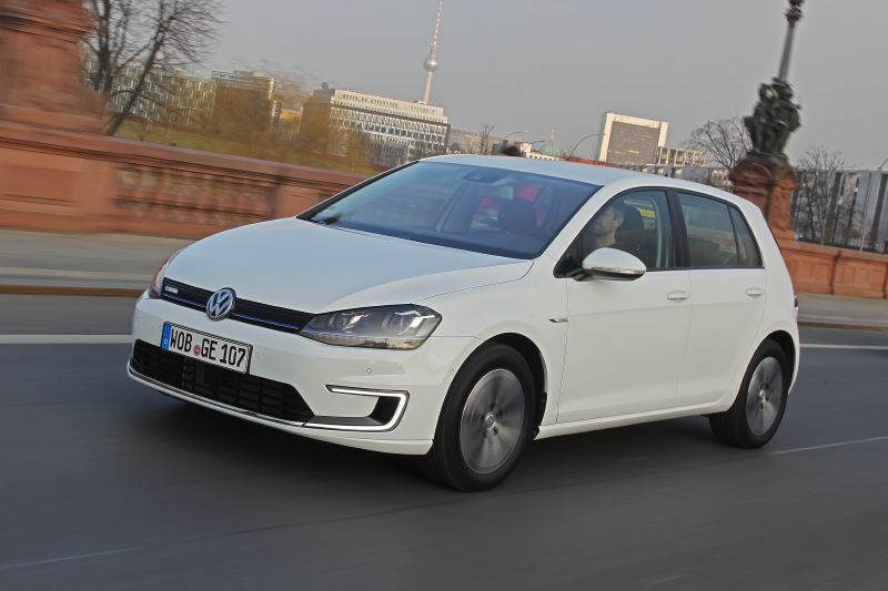 Výrobci na elektromobily nezanevřeli, příkladem je VW e-Golf. 