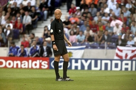 Fotbalový arbitr Pierluigiho Collina.