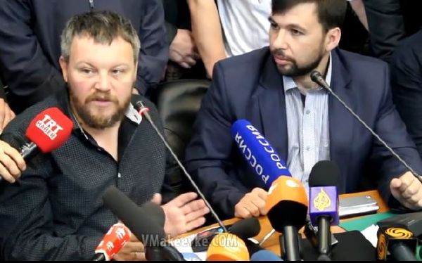 Andrej Purgin (vlevo) na tiskové konferenci.