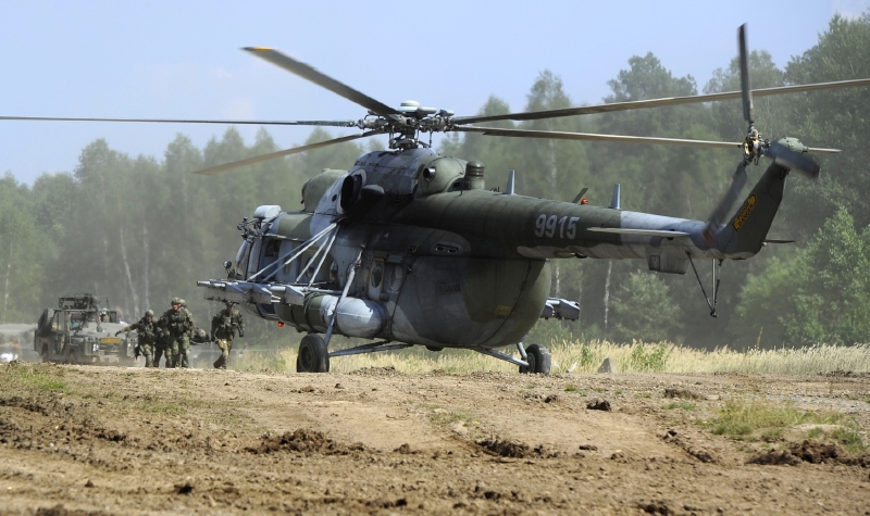 Záběr z generální zkoušky před Dnem pozemního vojska Bahna 2013 u Strašic na Rokycansku Na snímku vojáci nakládají do vrtulníku Mil Mi-17 zraněného kolegu.