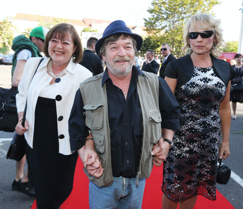 Roman Skamene dorazil na premiéru s manželkou a Veronikou Jeníkovou.