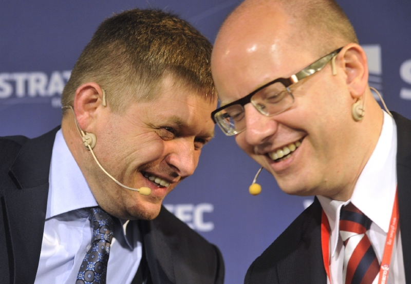 Slovenský premiér Fico (vlevo) a český premiér Sobotka na konferenci Globsec.