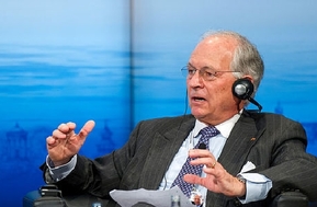 Kulatý stůl moderuje německý diplomat Ischinger.
